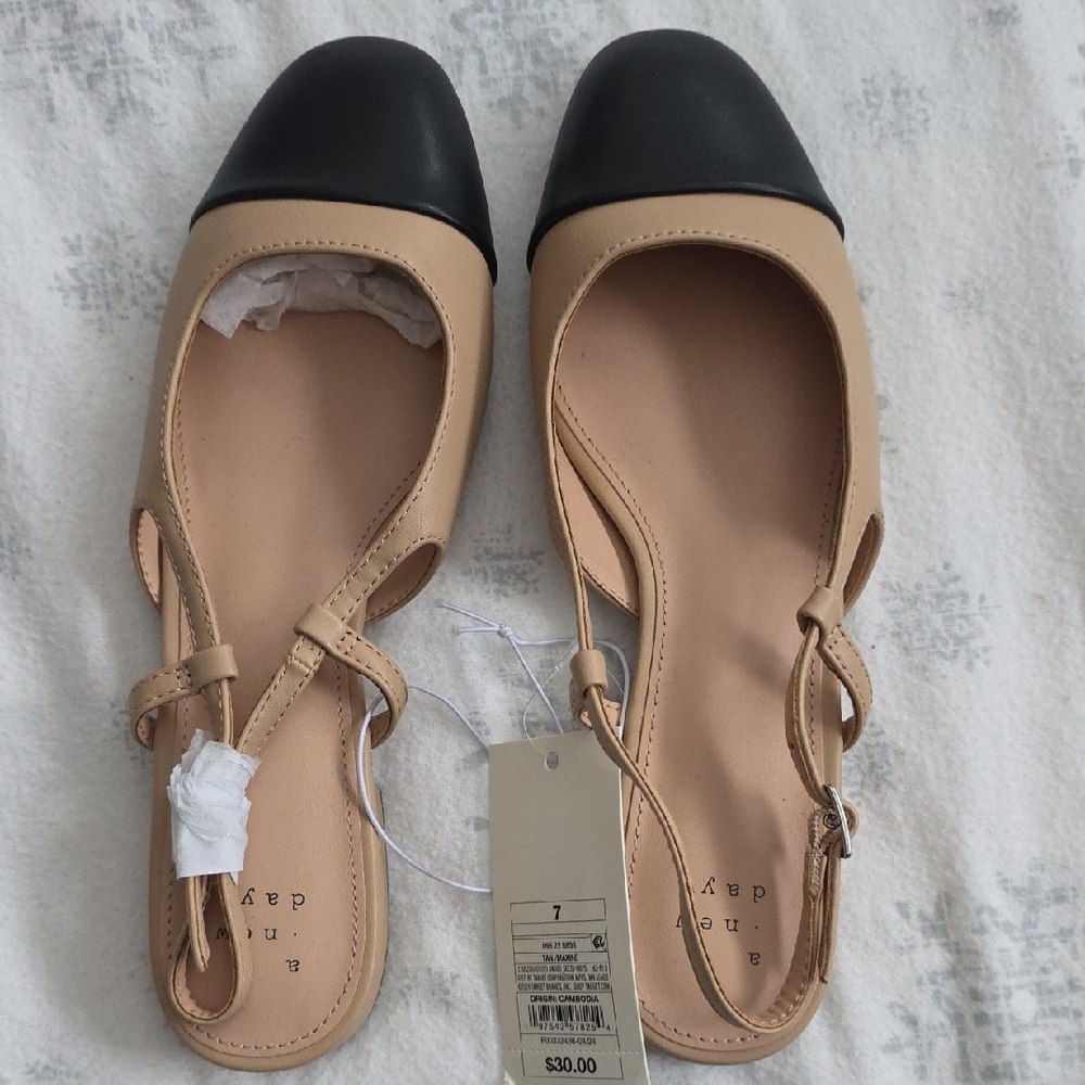 NWT- Black & Tan Designer Inspired Slingback Flats Size 7